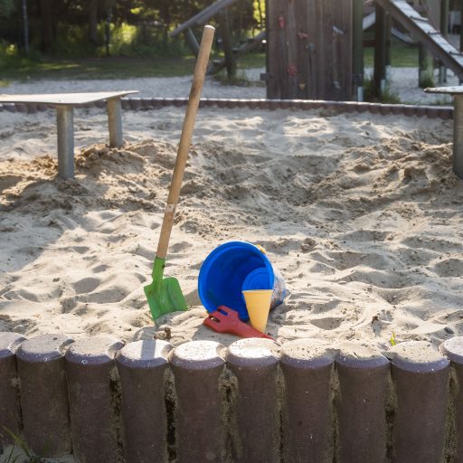 <b>Sandkasten mit Tischen</b>
