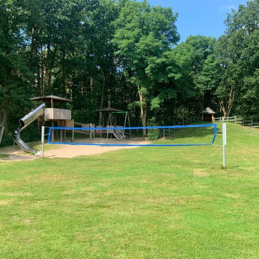 Volleyball-netz im Sommer